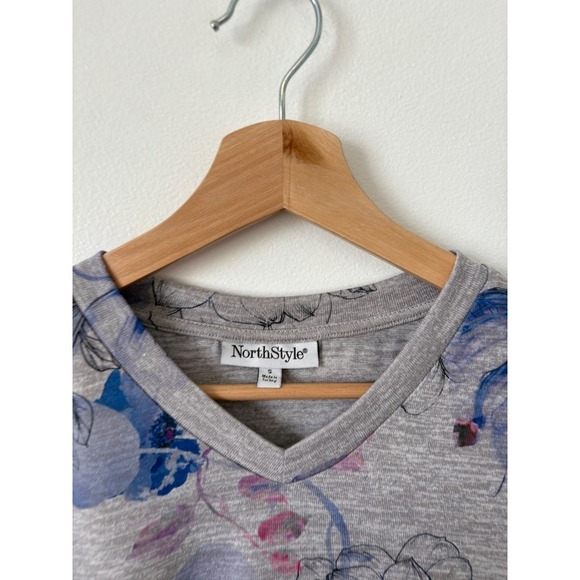 New Northstyle Watercolor Floral Knit Top – Grey with Watercolor Florals – Small - Picture 3 of 4